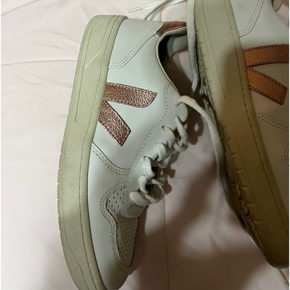 Excellent preowned size 6 women’s Veja shoes 👟smoke free home 🏠